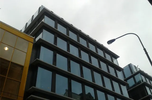 Jak slabá koruna hýbe realitním trhem? Pro zahraniční hráče je irelevantní, znevýhodňuje české investory