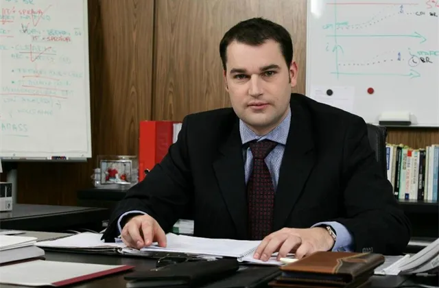 Snížení úrokových sazeb pod nulu považuji za extrémní krok, říká Mojmír Hampl z ČNB. Záporné úroky ale mohou mít smysl