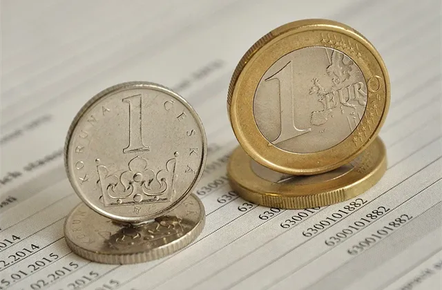 Česko na vážkách: Má smysl tlačit se do nefunkční eurozóny?