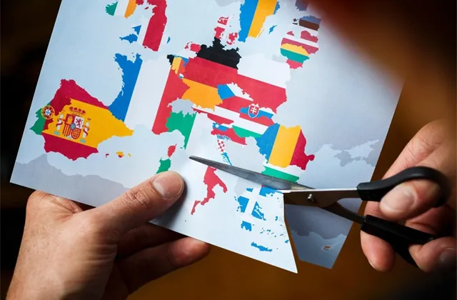 Červen ve stínu Řecka a eurodolar mezi mlýnskými kameny