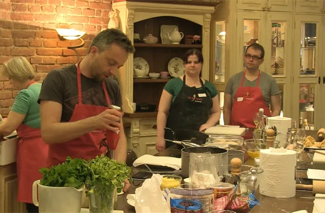 Zapomeňte na práci a svět tam venku, pobavte se a něco naučte. Svůj přístup k vaření a jeden konkrétní recept nabízí kuchař a podnikatel Michal Nikodem