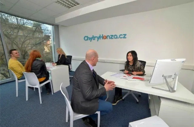 Finanční poradci zvou k sobě na pobočky. Jaké výhody to má pro klienty?