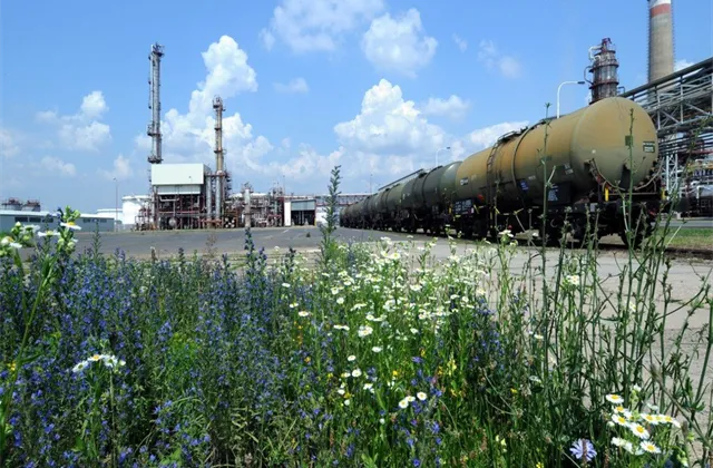 Ropa dolů, Unipetrol nahoru: Rekordní zisk zástupce petrochemie na pražské burze očima makléře