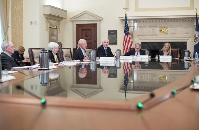 Jak by se na české koruně podepsaly vyšší sazby v USA?