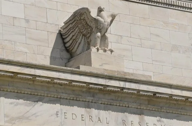 Zvýší Fed úrokové sazby ještě letos, nebo je naopak posune do záporu? Centrální banky staví standardní logiku na hlavu