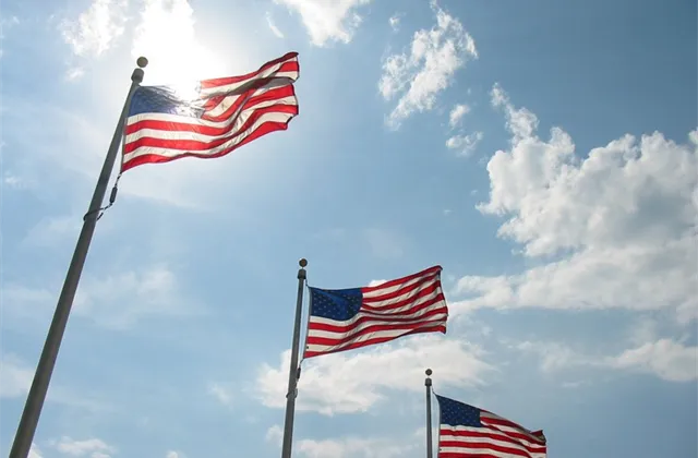 Demokratický zástupce Lincoln Chafee oznámil, že stahuje svou kandidaturu na post amerického prezidenta