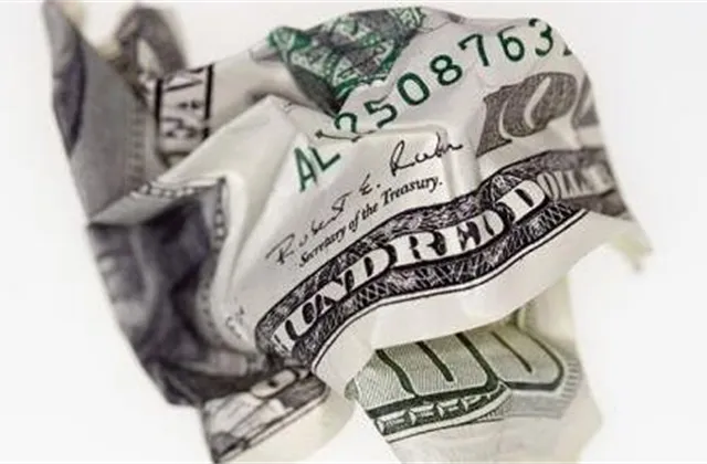 Dolar slábne. Jaké jsou dopady jeho propadu na investory?