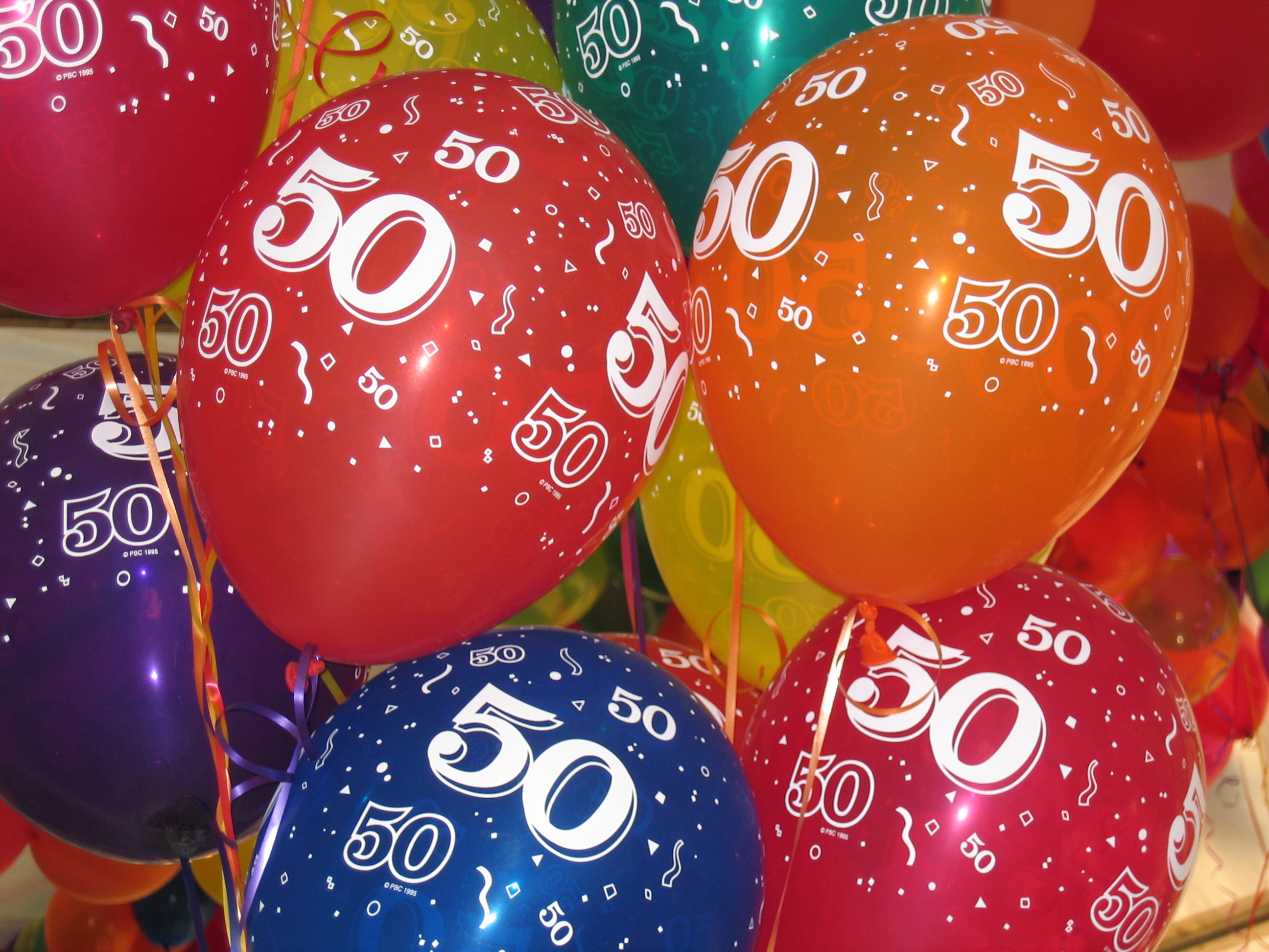 Другу пятьдесят. С днём рождения шарики. Шарики с юбилеем. Шарики с днём рождения 50 лет. Открытки с днём рождения с шариками.