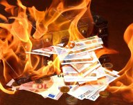 Hořící bankovky, inflace - ilustrační foto