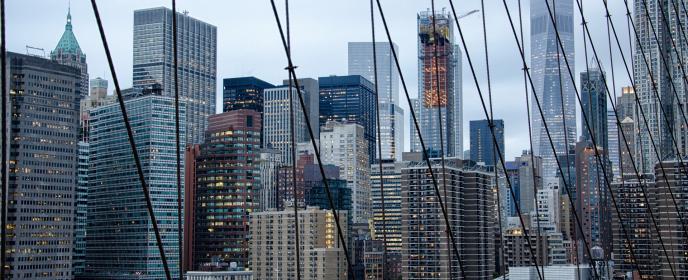 New York, mrakodrapy, zatažená obloha - ilustrační foto