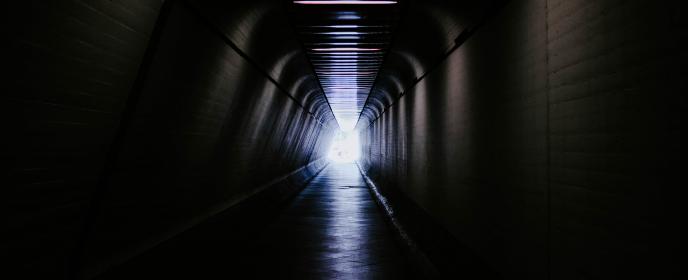 Světlo na konci tunelu - ilustrační foto