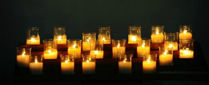 Hřbitovní svíčky - ilustrační foto