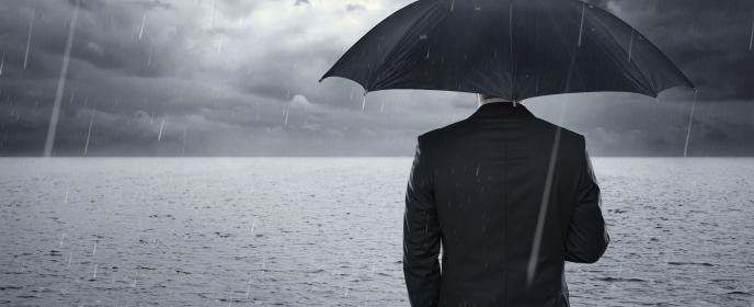 Bouře, deštník, bezpečné investice - ilustrační foto