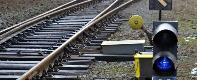 Železnice, koleje, železniční výhybka - ilustrační foto