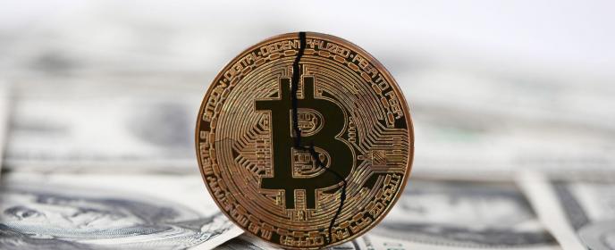 Bitcoin, kryptoměny, propad, pád, krach, rozpad bitcoinu - ilustrační foto