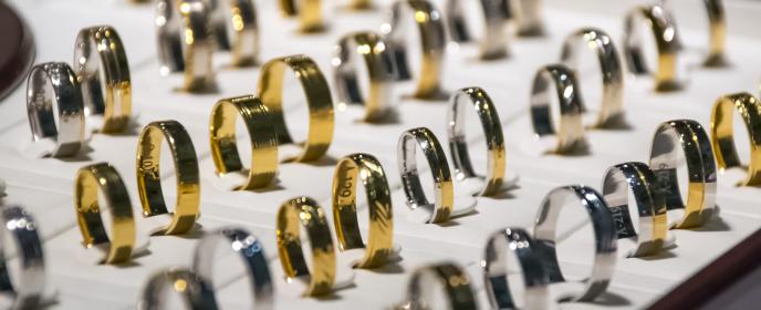 Zlato a stříbro, šperky, prsteny - ilustrační foto
