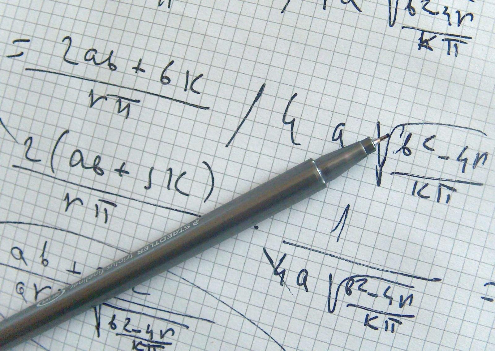 8. Důkaz, že "1 + 1 = 2", je 300 stran dlouhý