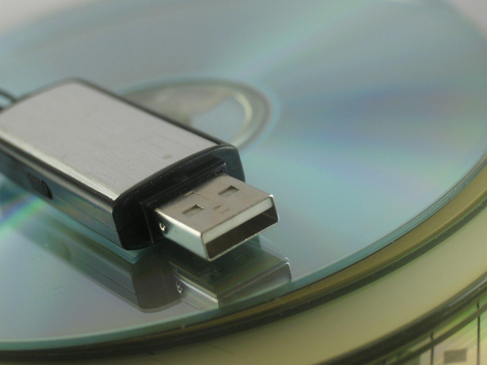 1. Zašifrujte si disk, nastavte firewall a pravidelně zálohujte